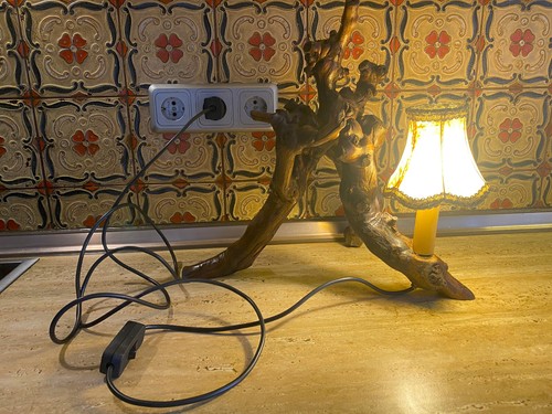 Urige lampe aus - weinreben, mit